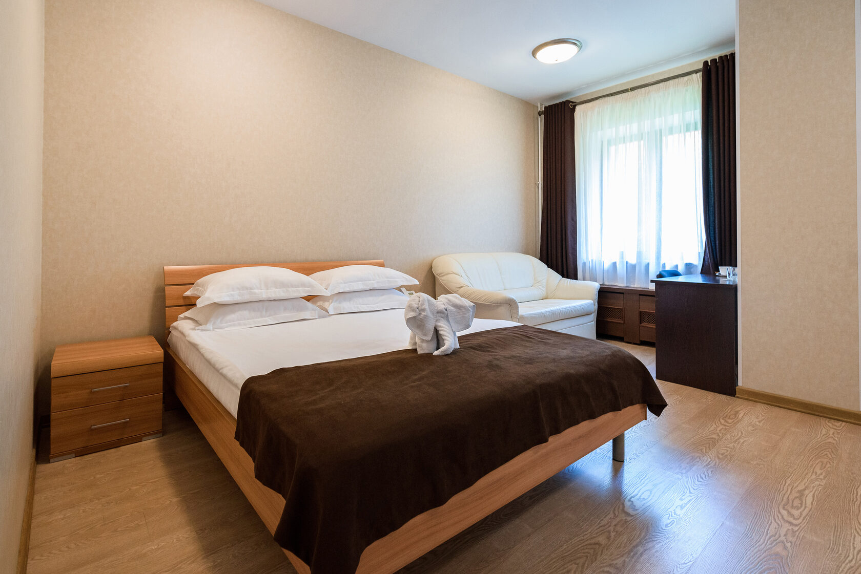 Номер 2-x местный стандарт Корпус 1 1 - этаж. вид на лес. в отеле lazurniy-bereg-na-oke