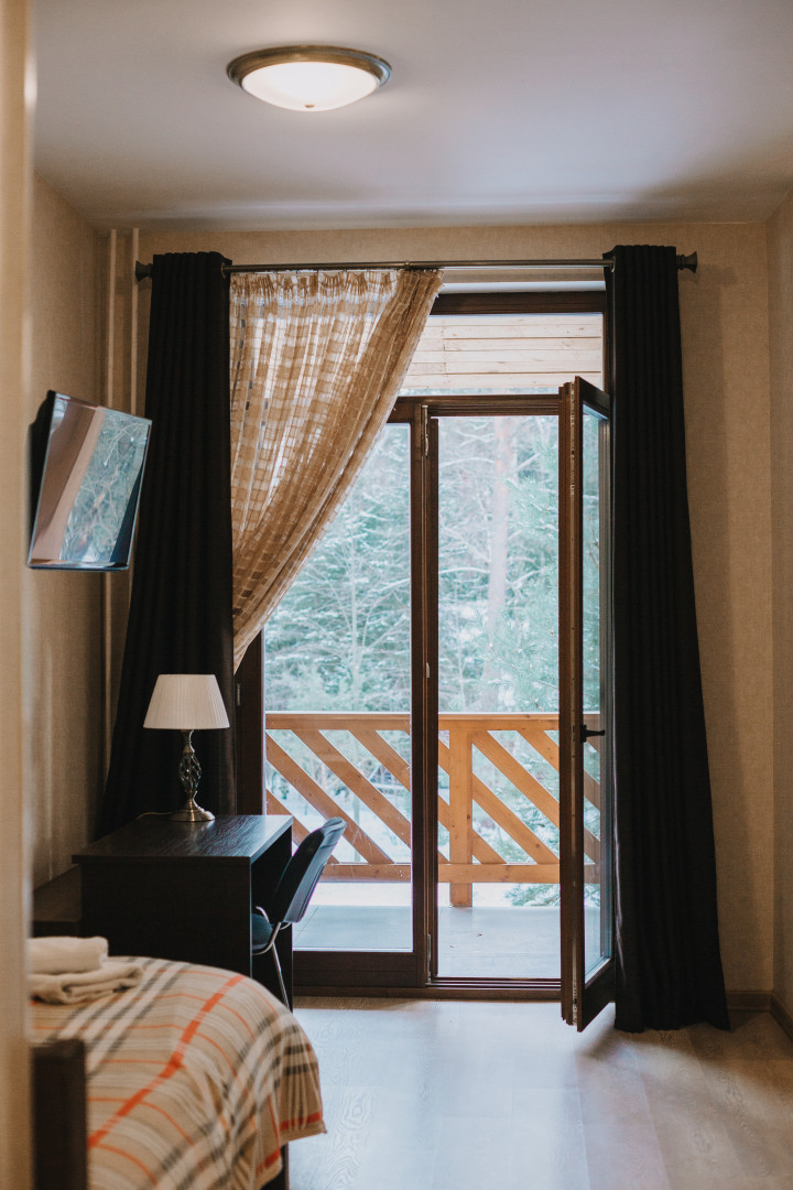 Номер 2-x местный стандарт Корпус 1 1 - этаж. вид на лес. в отеле lazurniy-bereg-na-oke