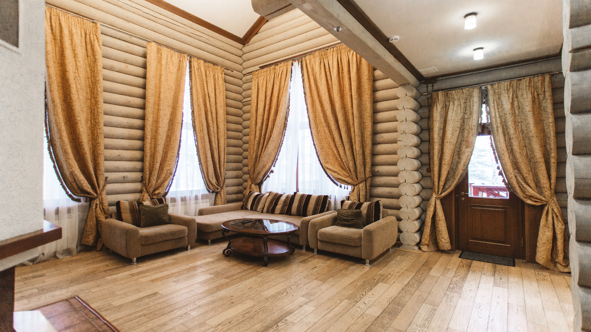 Номер 8-ми местный 4-х комн. стандарт Коттедж №2 в отеле lazurniy-bereg-na-oke